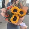 Букет с подсолнухами и розами